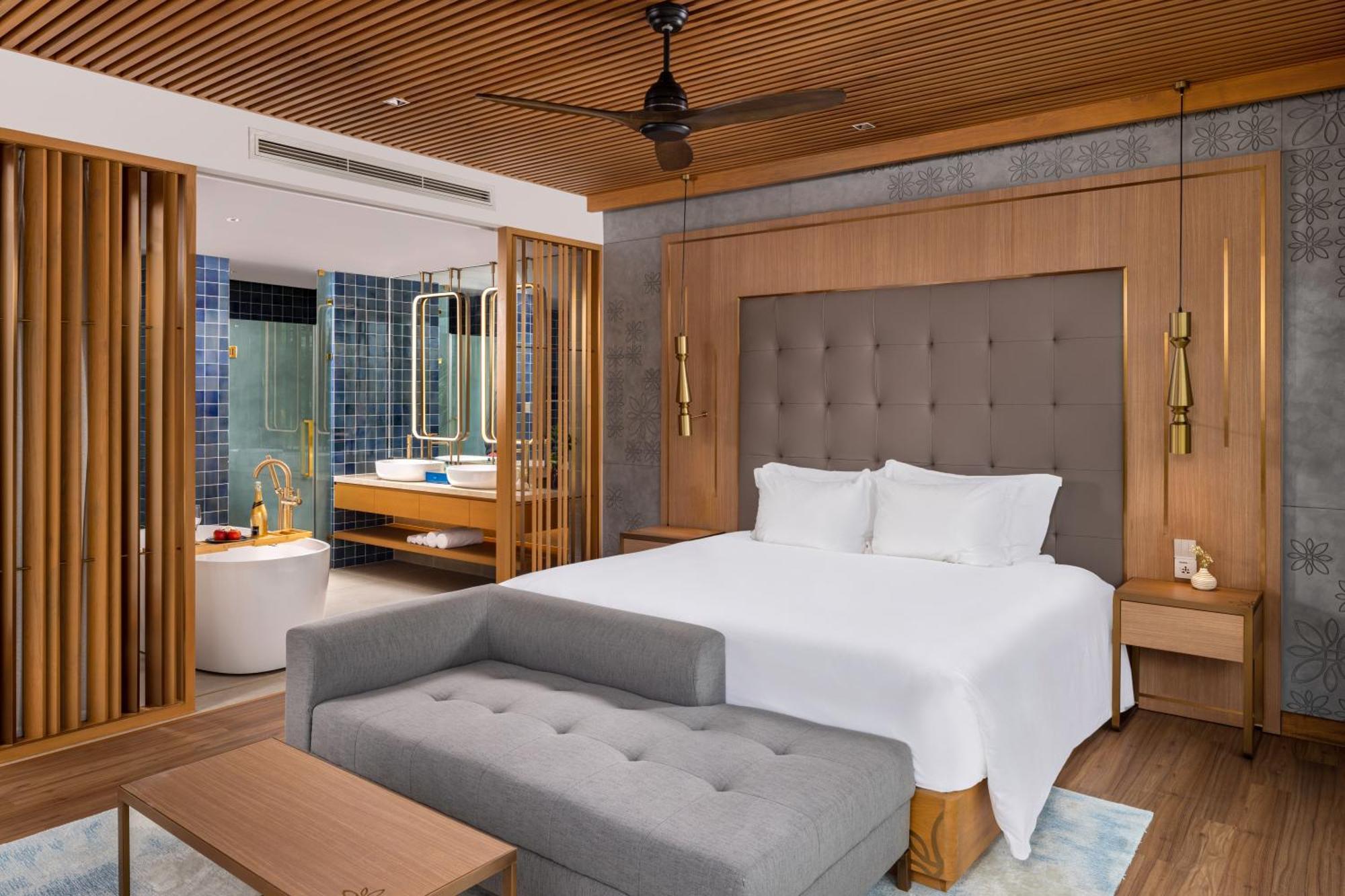 Wyndham Hoi An Royal Beachfront Resort & Villas Bagian luar foto